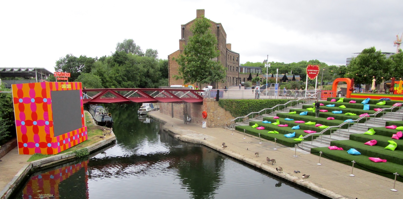 Londra King’s Cross’ta kanal kıyısındaki açık hava sineması alanı